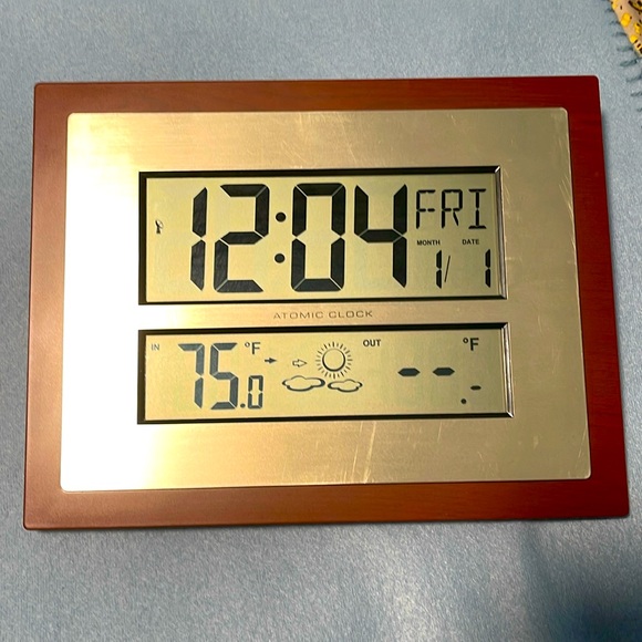 La Crosse Technology Atomic Digital Clock with Moon Phase & Calendar - Picture 1 of 4